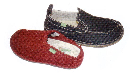 Comfortable shoes made of jute, cork, bamboo, natural crepe rubber and wool felt.